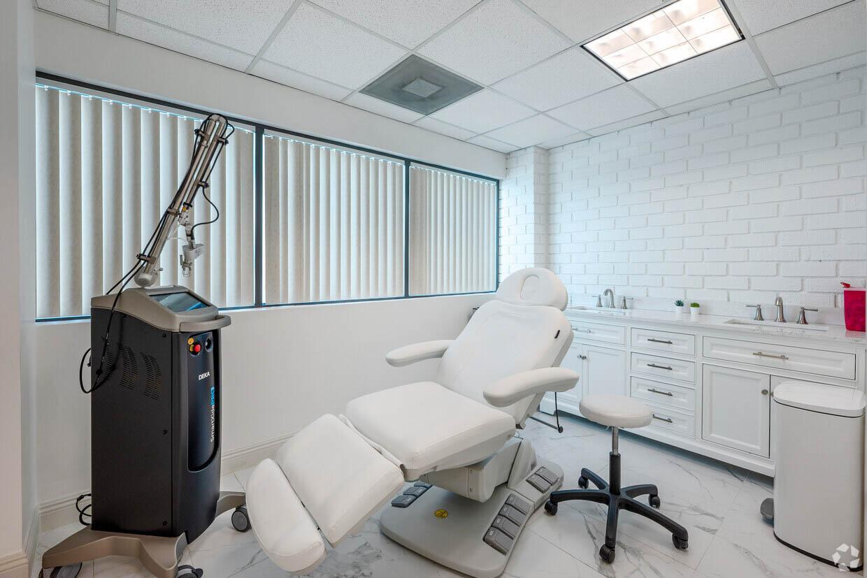 9025 Wilshire Blvd Beverly Hills CA Treatment Room with Co2